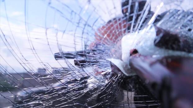 Kaca mobil retak samping